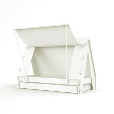 Estrutura tenda branca de madeira com lona aberta em fundo branco