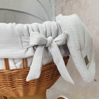 Berço Moses em vime com tecido branco texturizado e laço