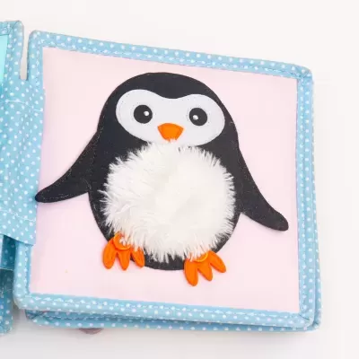 Livro de pano para bebés com pinguim peludo