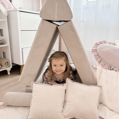 Tenda dobrável bege para crianças com almofadas e criança dentro
