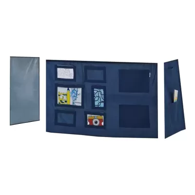 Organizador de parede azul escuro em tecido com vários bolsos e desenhos visíveis.