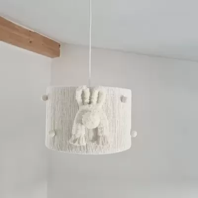Candeeiro de teto branco com figura de coelho em relevo e textura trançada