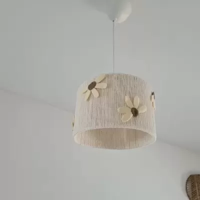 candeeiro de teto em tecido bege com flores decorativas