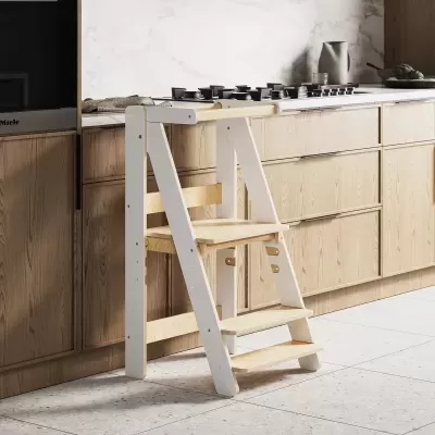 Escadote de madeira natural e branco numa cozinha moderna