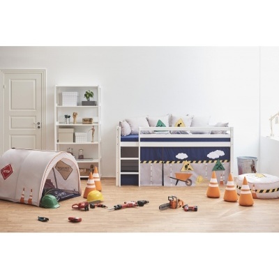 Quarto infantil com cama branca e azul decorada com tema de construção e brinquedos relacionados.