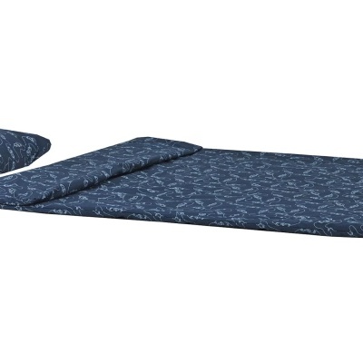 Lençol e fronhas azuis com estampado de linhas brancas