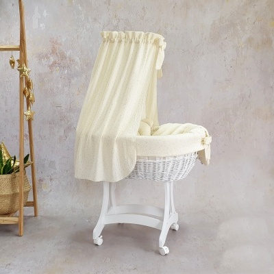 Berço de bebé tipo moisés branco com dossel creme em ambiente neutro