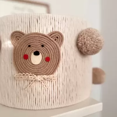 Cesto branco redondo decorado com rosto de urso em corda castanha e pompons castanhos