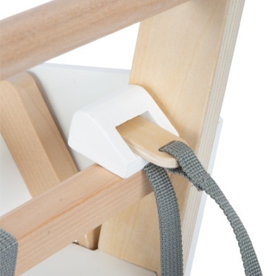 Suporte de madeira claro com correia cinza e peça plástica branca