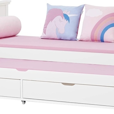 Cama infantil branca com colchões e almofadas rosa e coloridas, com gavetas embaixo