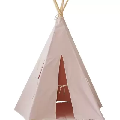 Tenda tipi infantil rosa claro com estrutura de madeira e abertura frontal