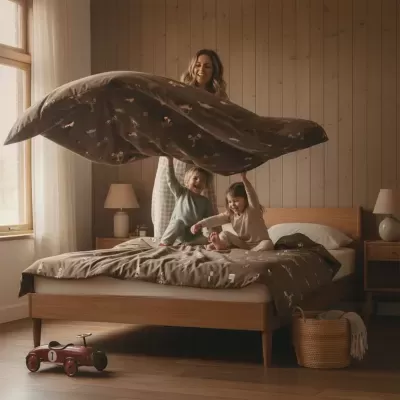 Cama de madeira com cobertura castanha estampada com duas crianças e uma mulher em quarto acolhedor