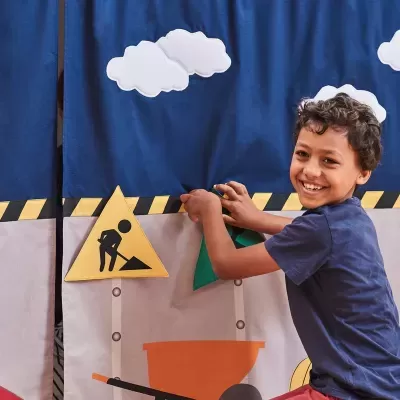 Cenário infantil colorido em tecido com sinais e crianças brincando