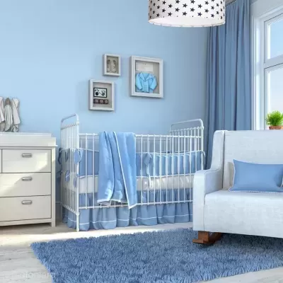 Quarto de bebé com berço branco e decoração azul