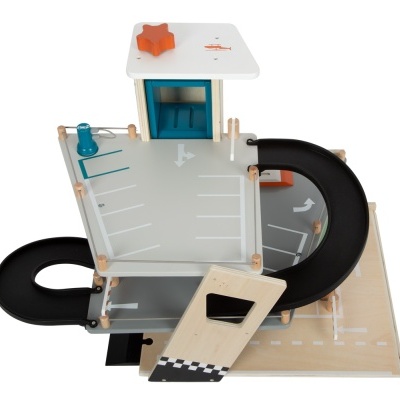 Brinquedo de parque de estacionamento em madeira com rampas e marcações brancas