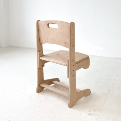 Cadeira infantil em madeira clara com encosto e estrutura visível