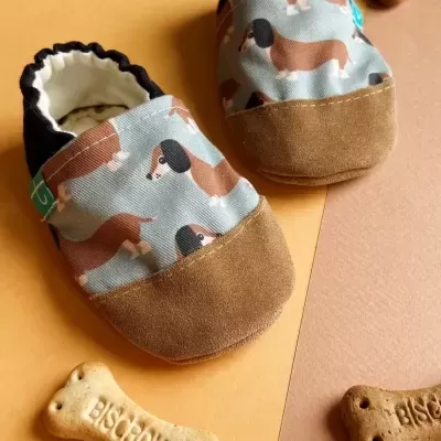 Chinelos de bebé azuis com estampado de cães e biqueira em camurça castanha