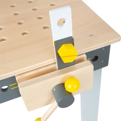 Mesa de trabalho em madeira clara com morsa e detalhes amarelos e cinzentos