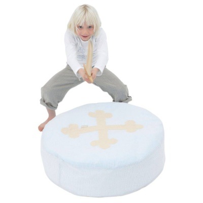 Criança com bastão e tambor macio azul claro com símbolo beje