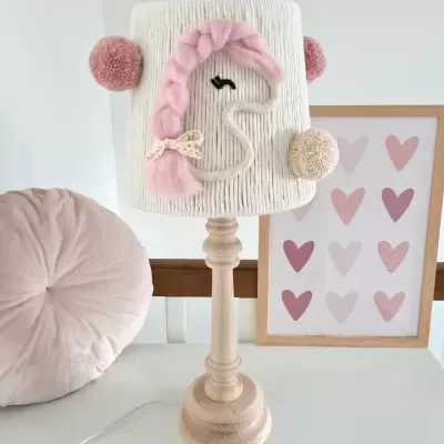 Candeeiro de secretária de tecido branco com detalhes rosas e bege e base de madeira clara