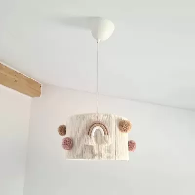 Candeeiro de teto cilíndrico branco com pompons decorativos e arco-íris tecido