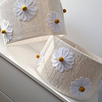 Cestos redondos em material creme com flores de feltro branco e amarelo