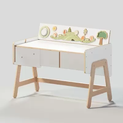 Escrivaninha infantil branca com pernas de madeira clara e painel decorativo com animais e árvore.