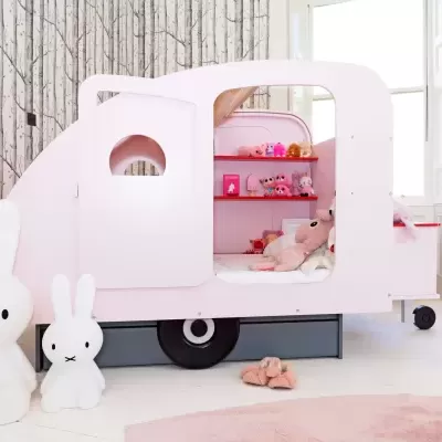 Cama infantil rosa em forma de caravaninha com peluches e decoração interior