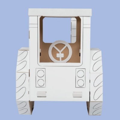 Tractor de brincar feito em cartão branco com desenhos a preto