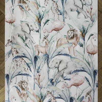 Tapete decorativo com padrão de animais da selva em tons pastel sobre chão de madeira