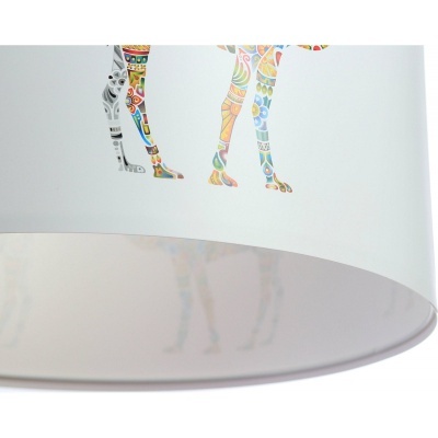 Abajur com cúpula branca decorada com ilustração colorida de animal estilizado