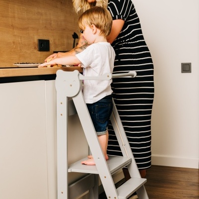 Escadote infantil branco em cozinha com criança e mulher