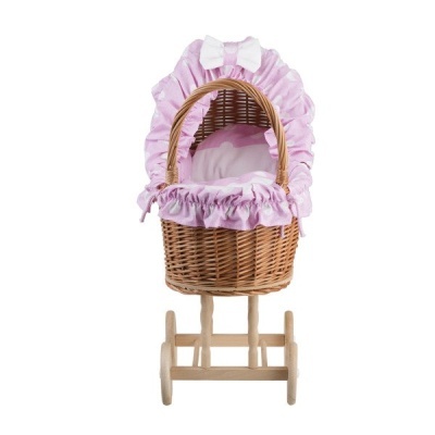 Carrinho de bonecas em verga com tecido lilás e padrão de pontos brancos