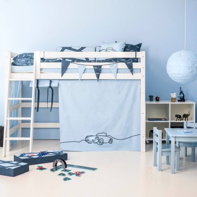 Quarto infantil azul com cama alta de madeira clara e brinquedos