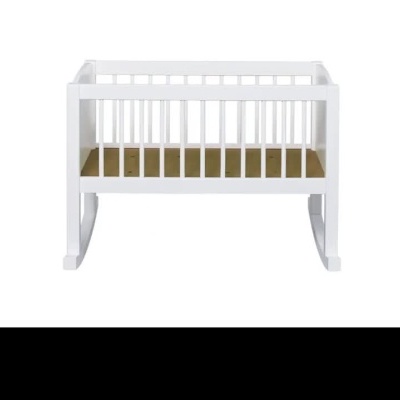 Berço branco que se transforma numa caminha infantil branca