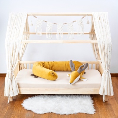 Cama infantil em madeira clara com cortinas brancas e almofada em forma de raposa amarela