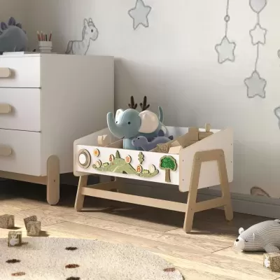 Mesa de brincadeiras infantil em madeira clara com brinquedos de peluche e decoração de estrelas na parede
