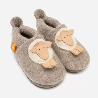 Pantufas infantis cinza com ovelhas decorativas em feltro