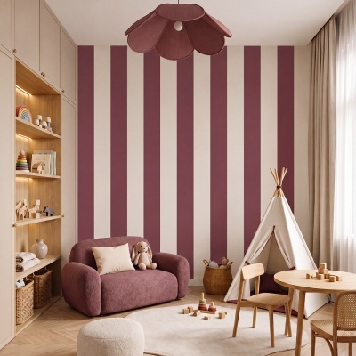 Quarto infantil com decoração em tons vinho, móveis de madeira clara e acessórios para crianças.