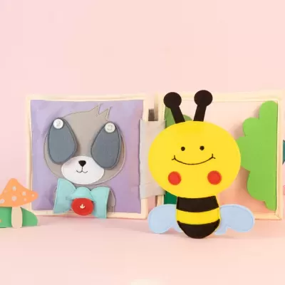 Livro de pano infantil com figuras em feltro de cão e abelha