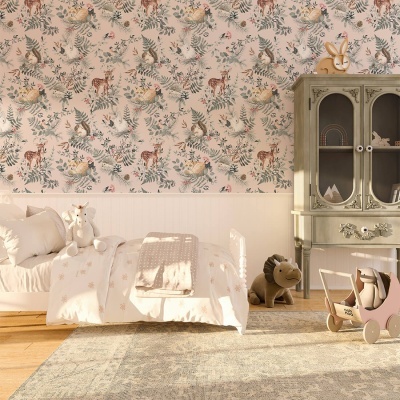 Quarto infantil com cama branca, papel de parede de animais e plantas, armário cinzento e brinquedos.