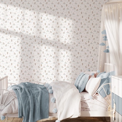 Quarto infantil com cama, cobertor azul, almofadas com pompons e papel de parede com cavalinhos
