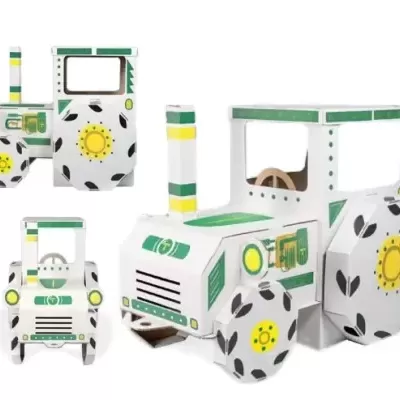 Brinquedo de trator em cartão branco com padrões verdes, amarelos e pretos.