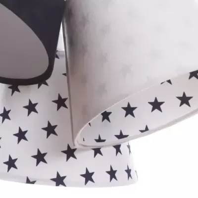 Três candeeiros de tecto com padrão de estrelas pretas