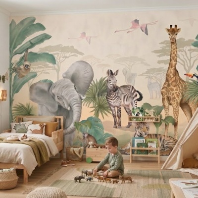 Quarto infantil decorado com tema de animais selvagens e mobiliário de madeira