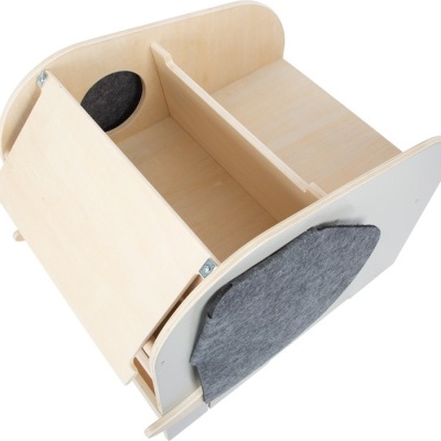 Móvel de madeira clara com divisórias internas e tecido cinza nas laterais