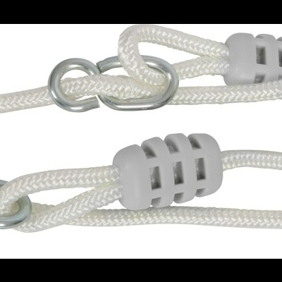 Corda branca trançada com argolas metálicas e ajustadores de plástico cinza