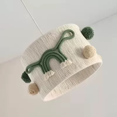Candeeiro de tecto com cúpula texturada e decoração de corda e pompons verdes e bege