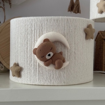 Abajur redondo branco com ursinho castanho numa lua creme e estrelas decorativas