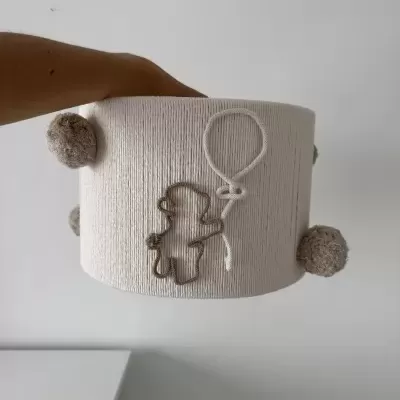 Abajur infantil branco com textura de corda e figura bordada de menina e balão